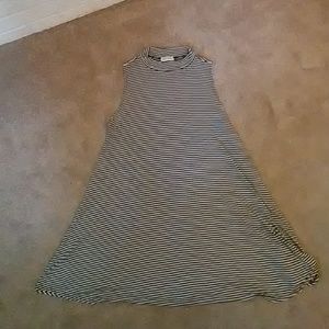 Sleevless Black and White Striped Top